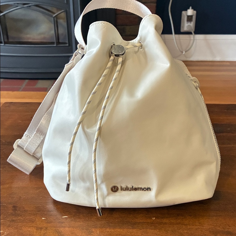 lululemon athletica Drawstring Bucket Crossbody.